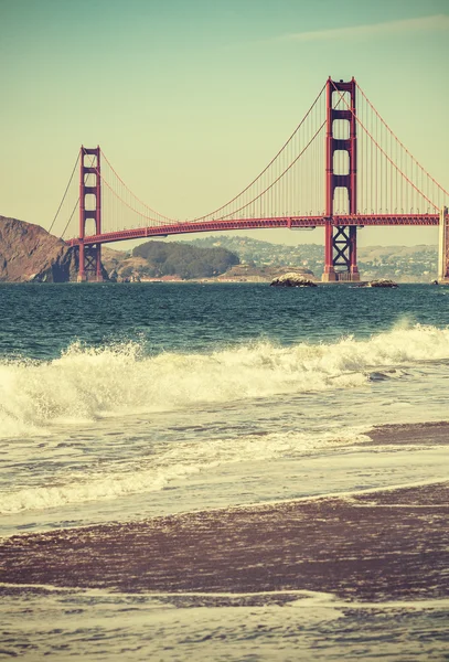 Retro stilisierte goldene Torbrücke in San Francisco, USA — Stockfoto