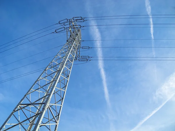 Högspänning pylon mot blå himmel — Stockfoto