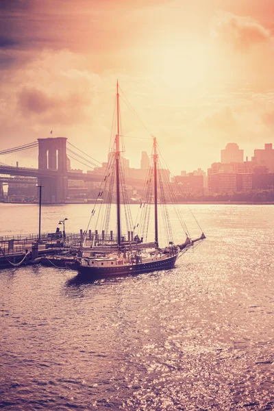 Vintage afgezwakt zonsondergang over Hudson rivier in New York City — Stockfoto