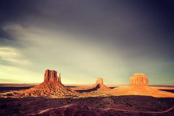 Vintage laděných Monument Valley při západu slunce, Usa — Stock fotografie