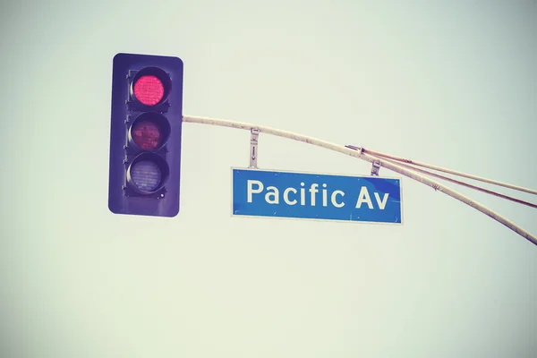 Retro stylized traffic lights and Pacific Av street sign, USA — Stock Photo, Image