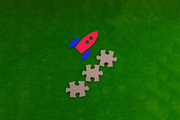 Rocket Che Vola Puzzle Cartone Sfondo Verde Sta Salendo Sta — Foto Stock