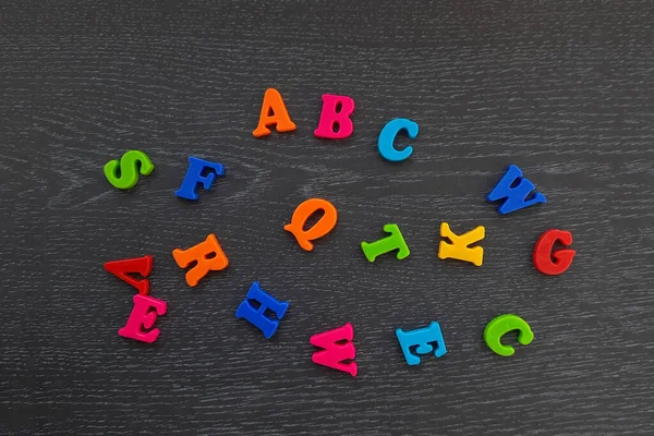 Engelska Alfabetet Mörk Bakgrund Flerfärgade Bokstäver Abc — Stockfoto