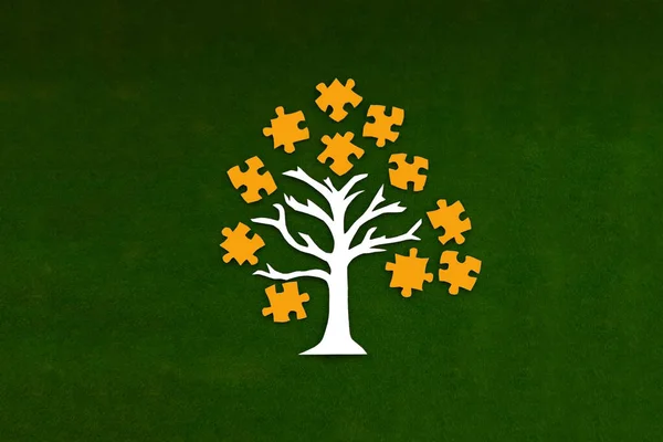 Baum Mit Einer Krone Aus Rätseln Auf Grünem Hintergrund Geschäftsplanung — Stockfoto