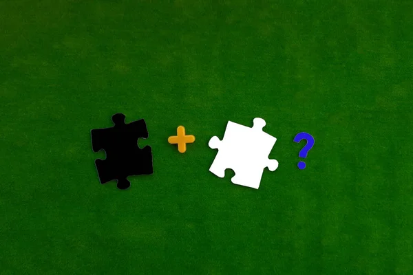 黒と白のパズル プラス記号は黄色で 緑の背景に青の疑問符が付いています 相互作用 ドッキング — ストック写真