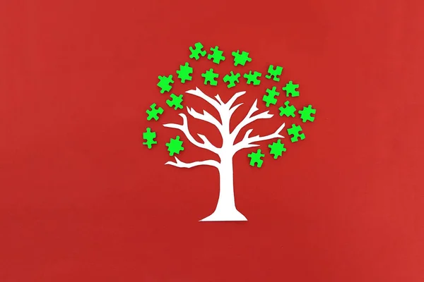 Arbre Blanc Avec Une Couronne Puzzle Vert Sur Fond Rouge — Photo