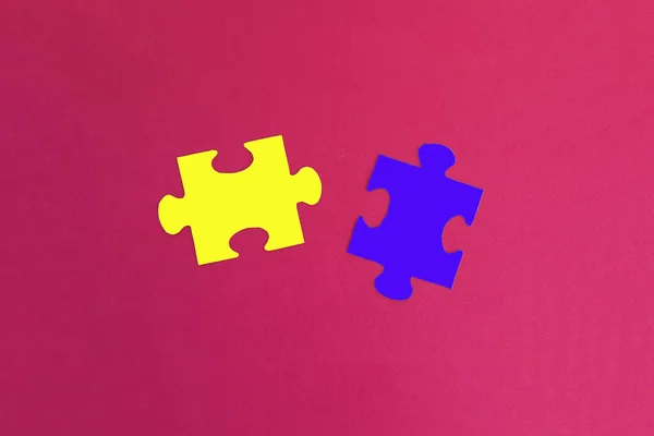 분홍색 배경에 노란색과 파란색 퍼즐이 있습니다 파트너 — 스톡 사진
