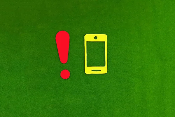 Das Handy Ist Gelb Das Ausrufezeichen Rot Auf Grünem Hintergrund — Stockfoto