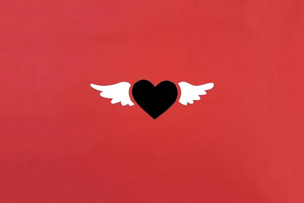 Coração Preto Duas Asas São Brancas Sobre Fundo Vermelho Relações — Fotografia de Stock