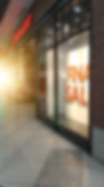 İndirim teklifli cam dükkan penceresinin bulanık arka planı. Mevsimlik satış.