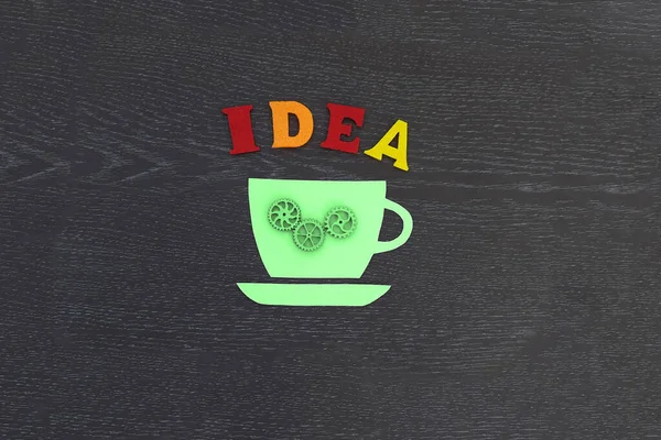 Bir Fincan Yeşil Kahve Vites Koyu Bir Arka Plan Fikri — Stok fotoğraf