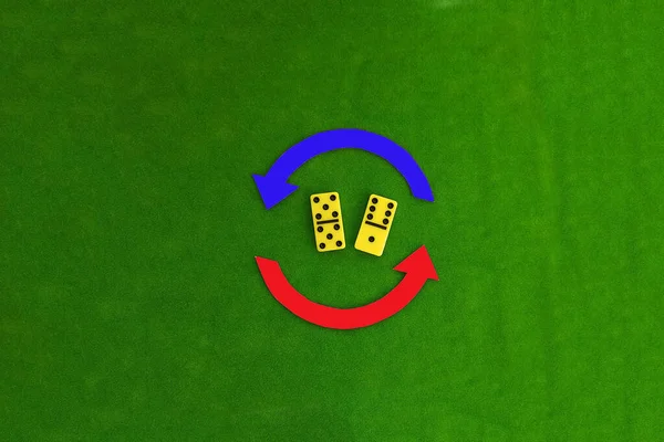 Twee Ronde Blauwe Rode Pijlen Twee Gele Dominostenen Een Groene — Stockfoto