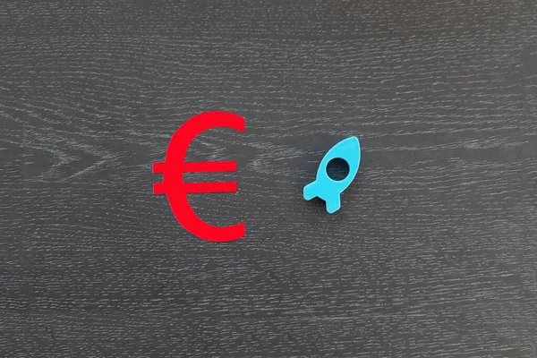 Sinal Euro Vermelho Foguete Voando Para Cima Azul Sobre Fundo — Fotografia de Stock