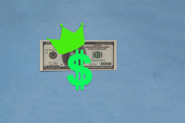 Uma Nota Dólar Americano Uma Coroa Verde Num Fundo Azul — Fotografia de Stock