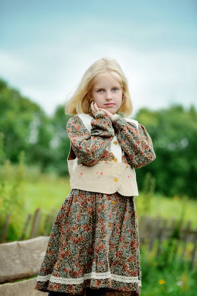 Porträtt av en liten flicka från landet — Stockfoto
