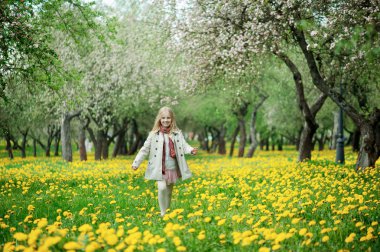 Kız yemyeşil elma bahçesi yürür