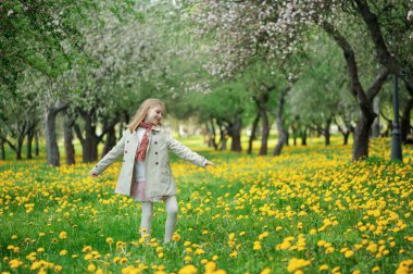 Kız yemyeşil elma bahçesi yürür
