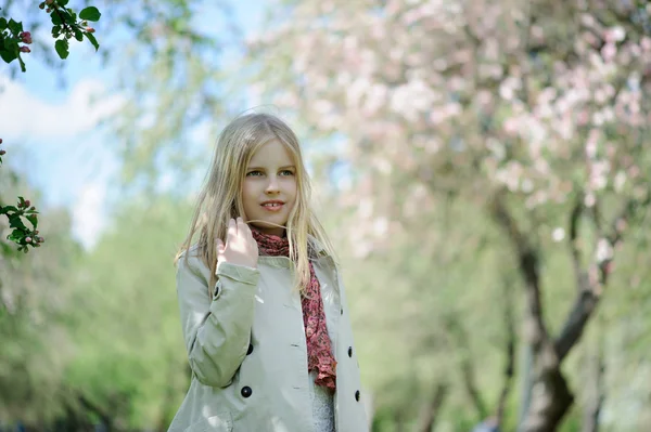 Dívka chodí v bujné jabloňový sad — Stock fotografie