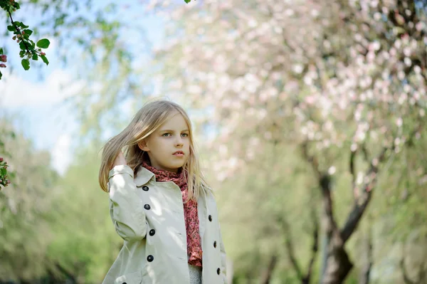 Dívka chodí v bujné jabloňový sad — Stock fotografie