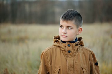 Güzel çocuk açık havada, portre, yenilikçi.
