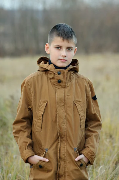 Schöner Junge im Freien, Porträt, Hipster. — Stockfoto
