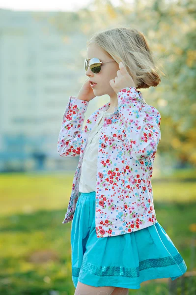 Beautiful happy little girl  enjoying smell in a flowering sprin — Stock Photo, Image