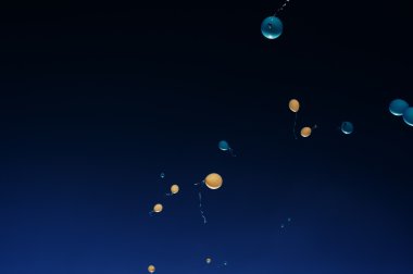 Mavi gökyüzü arka planında renkli balonlar