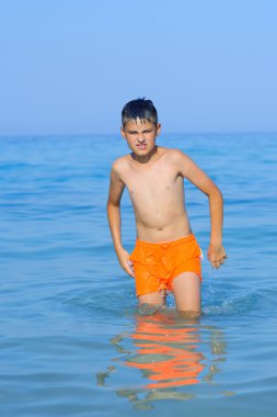 Güzel bir tropik denizde top oynarken küçük çocuk