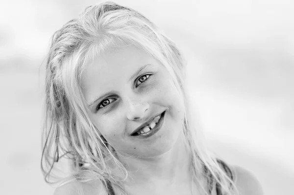 Black and white close-up portrait of a beautiful girl with the big expressive eyes outdoors — Stock Photo, Image