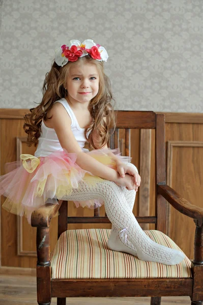 Студійний портрет милої маленької принцеси в красивій навчальній програмі — стокове фото