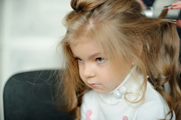 Niña está de mal humor y llorando — Foto de Stock