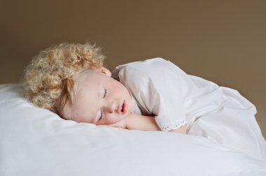 Bir yastık uyku küçük şirin kız