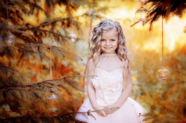 Beyaz elbiseli küçük sarışın kız