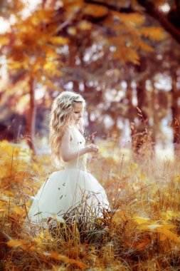 Beyaz elbiseli küçük sarışın kız