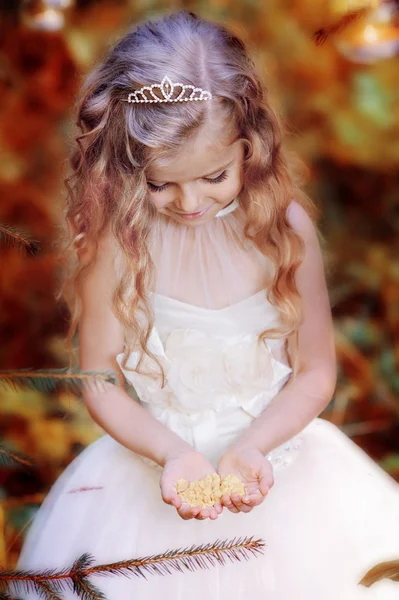 Pequena menina loira em vestido branco — Fotografia de Stock