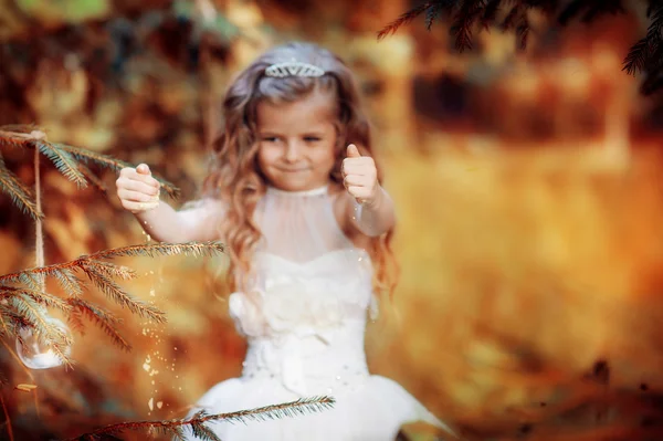 Pequena menina loira em vestido branco — Fotografia de Stock