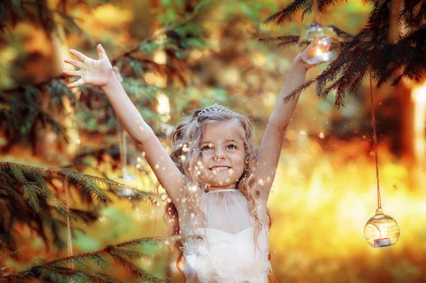 Pequena menina loira em vestido branco — Fotografia de Stock