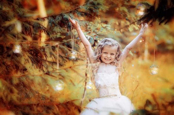 Beyaz elbiseli küçük sarışın kız — Stok fotoğraf