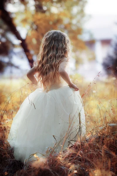 Pequena menina loira em vestido branco — Fotografia de Stock