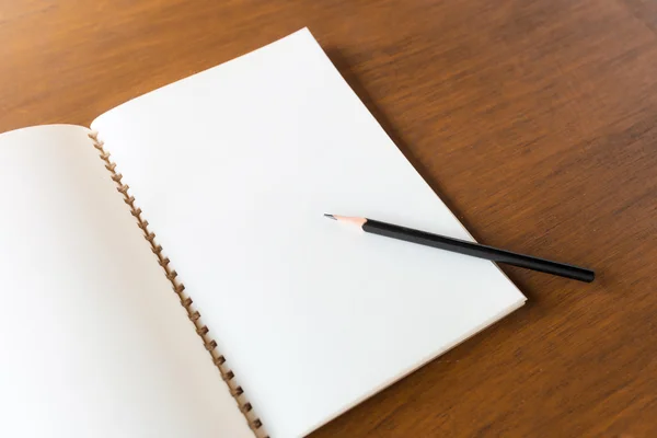 Kalem boş Not defteriyle ahşap masa arka plan kavramı üzerinde bir — Stok fotoğraf