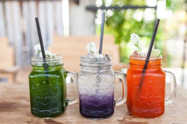 Üç yaz limonata kümesi ve soda ile meyve ve nane yaprağı