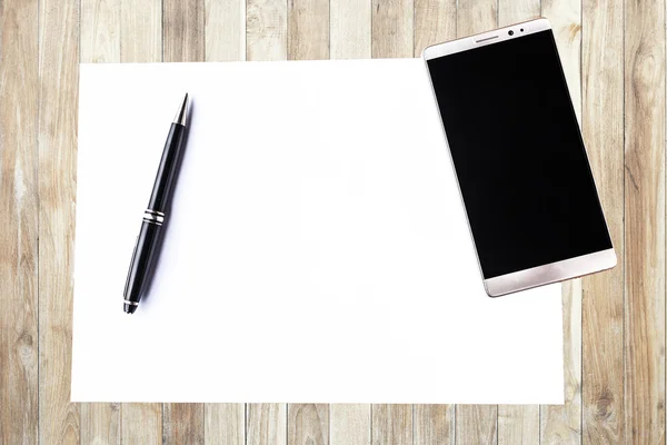 Boş kağıt kalem ve smartphone ahşap masa kavramı ve kimliği ile — Stok fotoğraf
