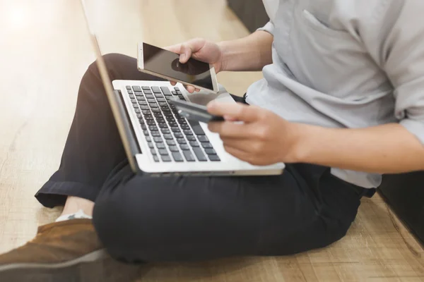 Adam bir kredi kartı tutan ve pc veya dizüstü online s için kullanma