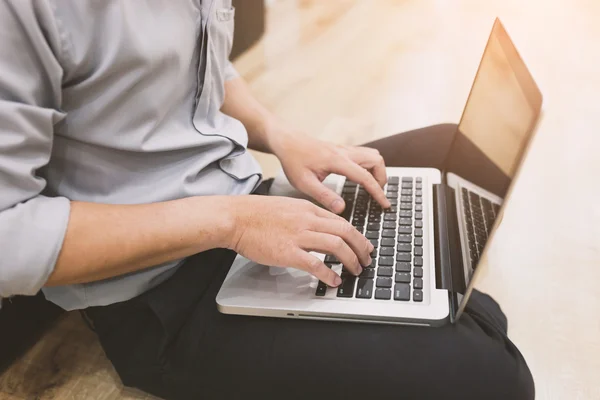 A man sit and using notebook — Stock Photo, Image