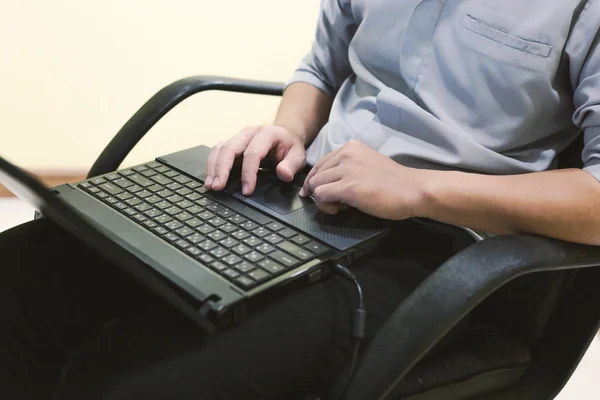 Vuxen man sitta och skriva laptop på benet i hemmakontoret — Stockfoto