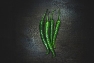 Siyah ahşap masa üzerinde sıcak biber baharat kadar kapatın