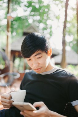 Sabah güneş ışık okuma iyi kahve yeni içme bir adam