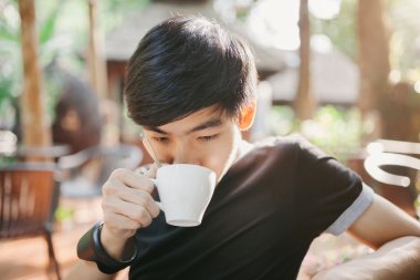 Sabah güneş ışık kahve içme bir adam