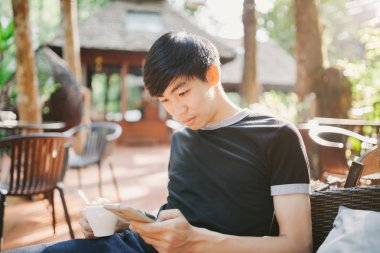 Sabah güneş ışık okuma iyi kahve yeni içme bir adam