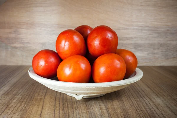 Close-up tomates maduros frescos sobre fundo de madeira — Fotografia de Stock